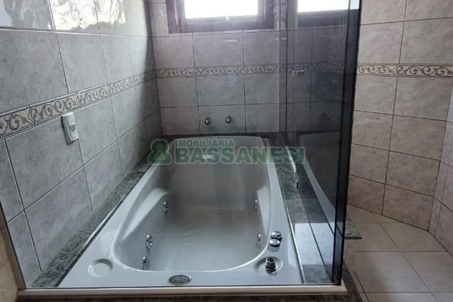 Casa com 353m², 4 dormitórios, 2 vagas, no bairro Petrópolis em Caxias do Sul para Comprar