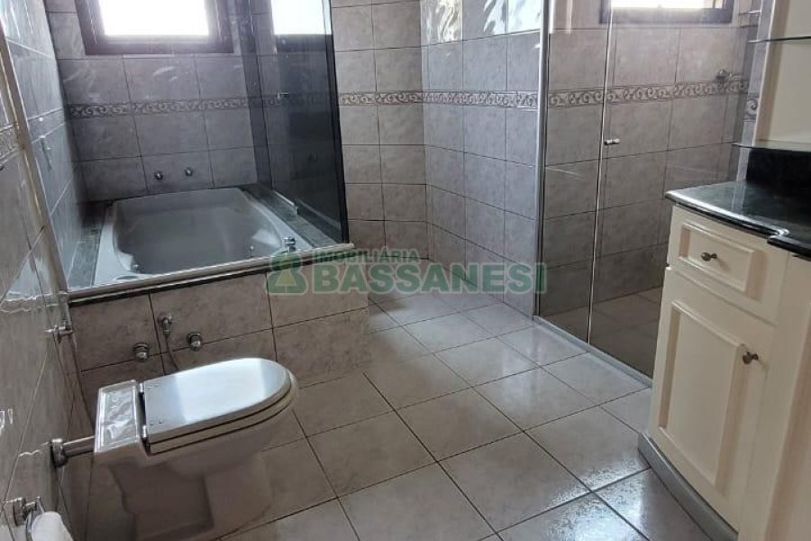 Casa com 353m², 4 dormitórios, 2 vagas, no bairro Petrópolis em Caxias do Sul para Comprar