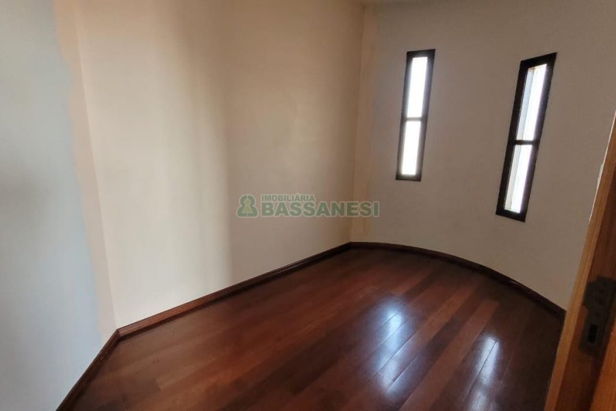 Casa com 353m², 4 dormitórios, 2 vagas, no bairro Petrópolis em Caxias do Sul para Comprar