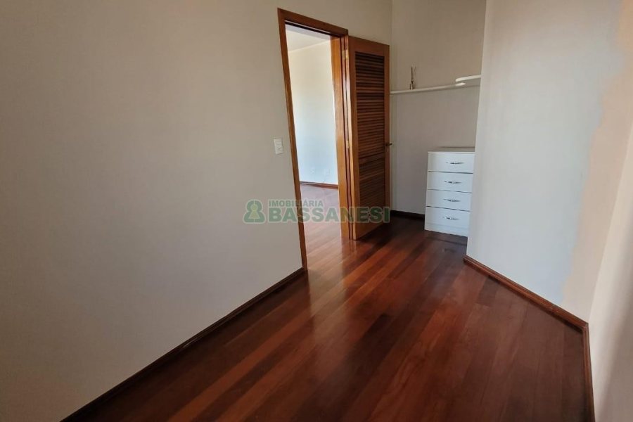 Casa com 353m², 4 dormitórios, 2 vagas, no bairro Petrópolis em Caxias do Sul para Comprar