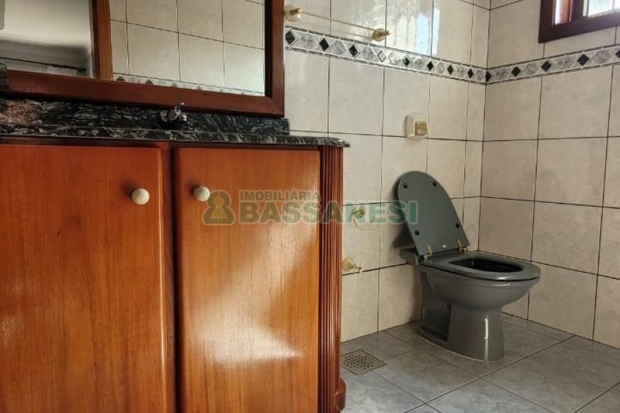 Casa com 353m², 4 dormitórios, 2 vagas, no bairro Petrópolis em Caxias do Sul para Comprar