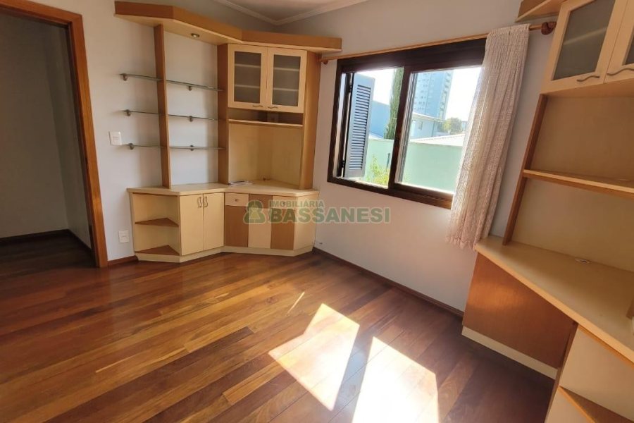 Casa com 353m², 4 dormitórios, 2 vagas, no bairro Petrópolis em Caxias do Sul para Comprar