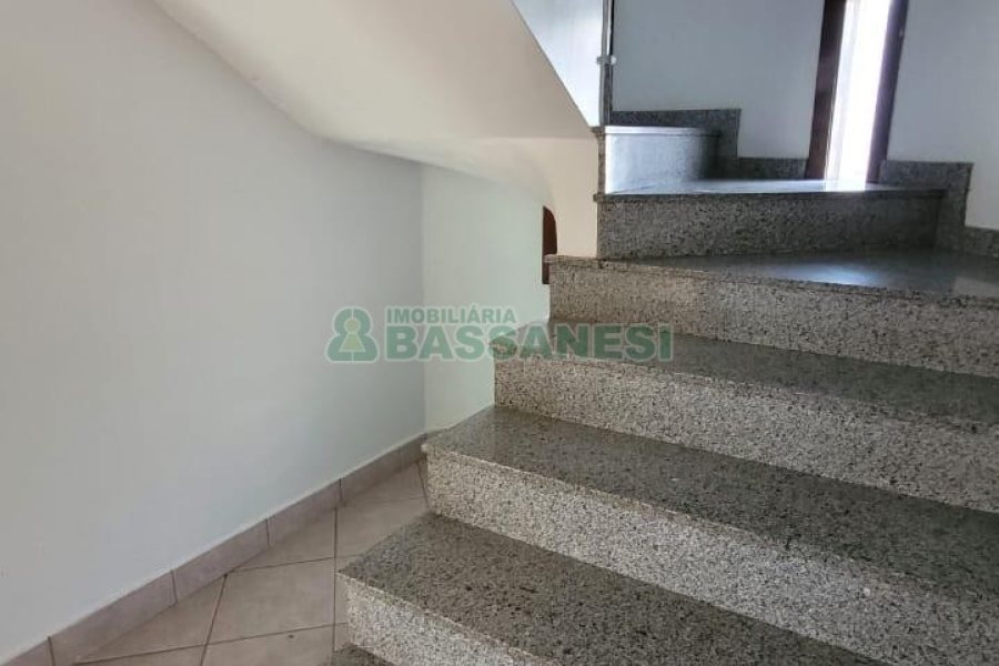 Casa com 353m², 4 dormitórios, 2 vagas, no bairro Petrópolis em Caxias do Sul para Comprar