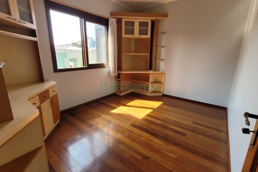 Casa com 353m², 4 dormitórios, 2 vagas, no bairro Petrópolis em Caxias do Sul para Comprar
