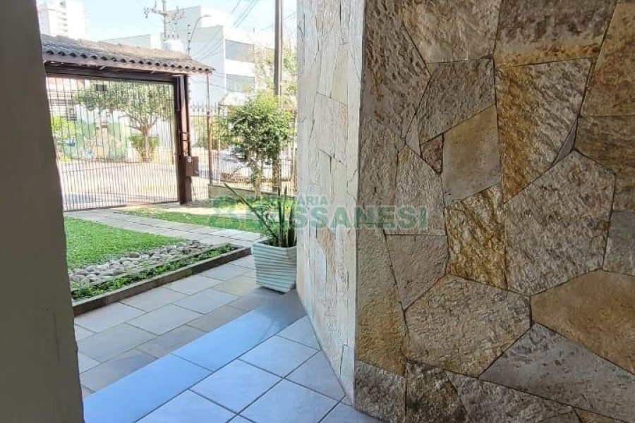 Casa com 353m², 4 dormitórios, 2 vagas, no bairro Petrópolis em Caxias do Sul para Comprar