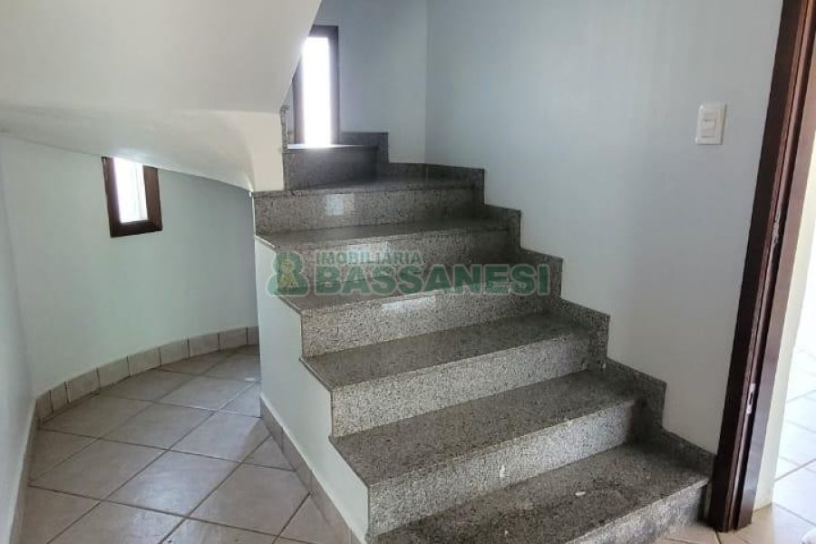 Casa com 353m², 4 dormitórios, 2 vagas, no bairro Petrópolis em Caxias do Sul para Comprar