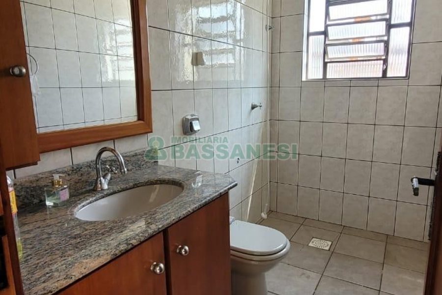 Casa com 353m², 4 dormitórios, 2 vagas, no bairro Petrópolis em Caxias do Sul para Comprar