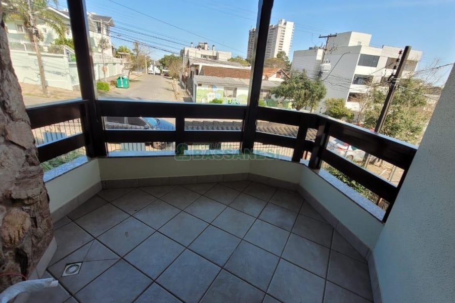 Casa com 353m², 4 dormitórios, 2 vagas, no bairro Petrópolis em Caxias do Sul para Comprar