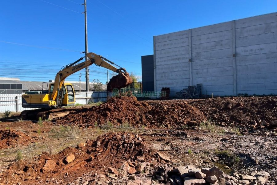 Pavilhão com 1300m², no bairro Desvio Rizzo em Caxias do Sul para Alugar