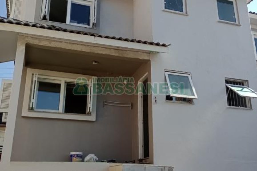 Casa com 141m², 3 dormitórios, 1 vaga, no bairro Santa Lúcia em Caxias do Sul para Comprar