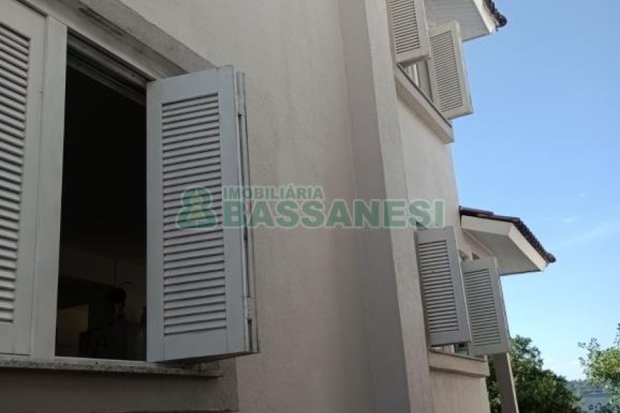 Casa com 141m², 3 dormitórios, 1 vaga, no bairro Santa Lúcia em Caxias do Sul para Comprar