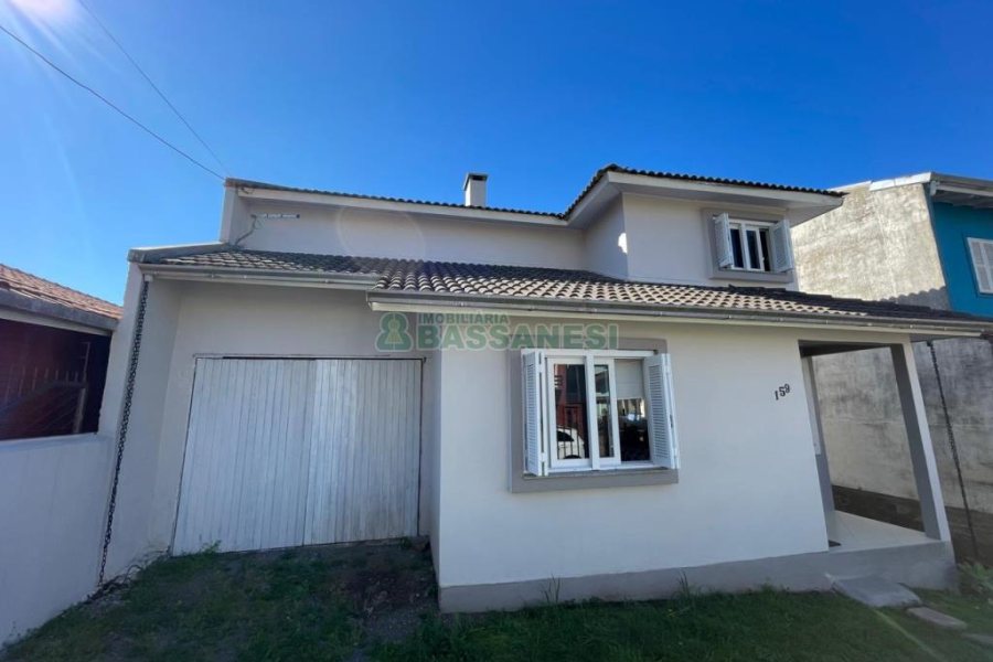 Casa com 141m², 3 dormitórios, 1 vaga, no bairro Santa Lúcia em Caxias do Sul para Comprar