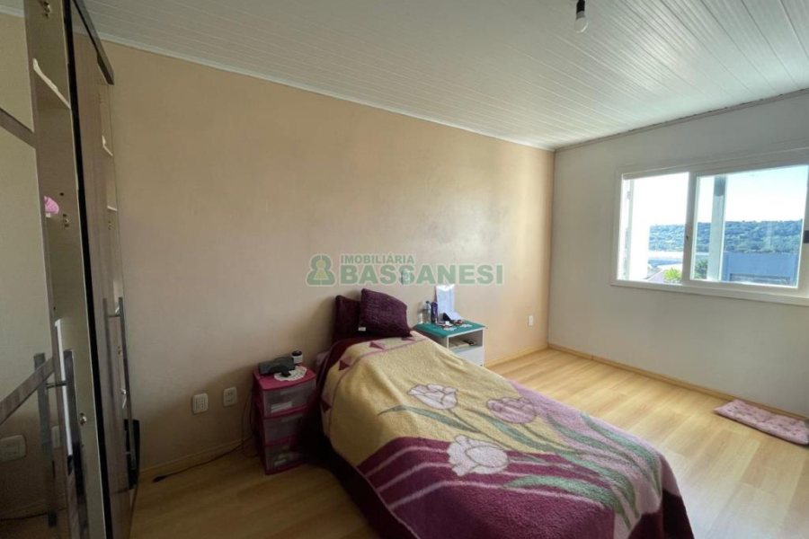 Casa com 141m², 3 dormitórios, 1 vaga, no bairro Santa Lúcia em Caxias do Sul para Comprar