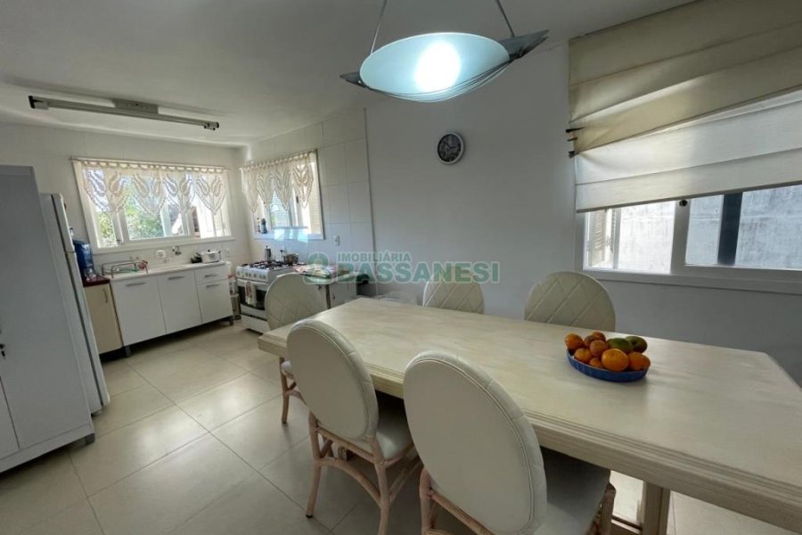 Casa com 141m², 3 dormitórios, 1 vaga, no bairro Santa Lúcia em Caxias do Sul para Comprar