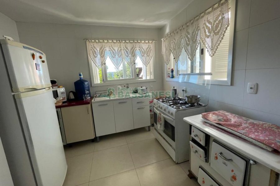 Casa com 141m², 3 dormitórios, 1 vaga, no bairro Santa Lúcia em Caxias do Sul para Comprar