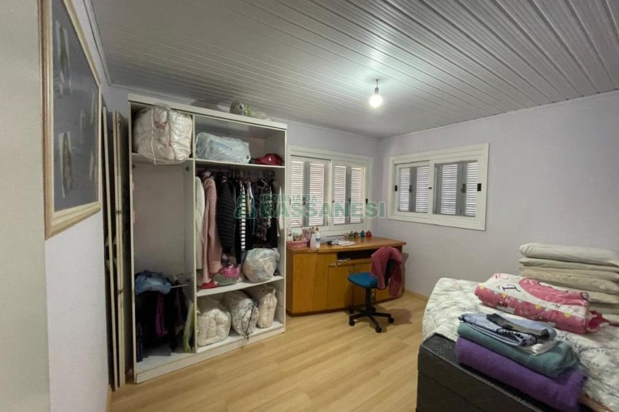 Casa com 141m², 3 dormitórios, 1 vaga, no bairro Santa Lúcia em Caxias do Sul para Comprar