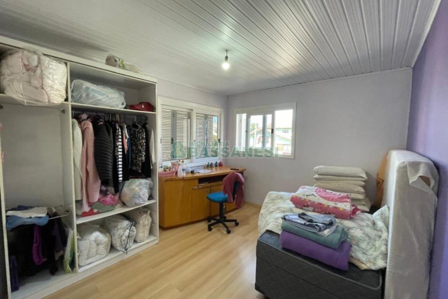 Casa com 141m², 3 dormitórios, 1 vaga, no bairro Santa Lúcia em Caxias do Sul para Comprar