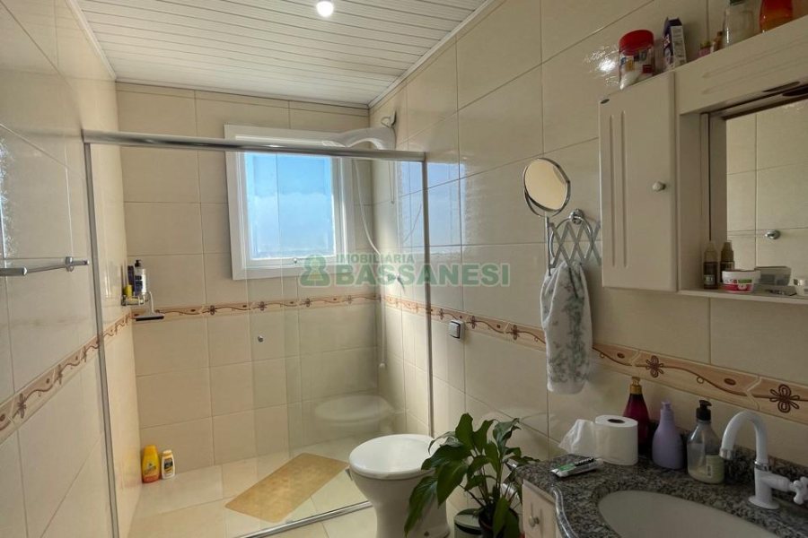 Casa com 141m², 3 dormitórios, 1 vaga, no bairro Santa Lúcia em Caxias do Sul para Comprar