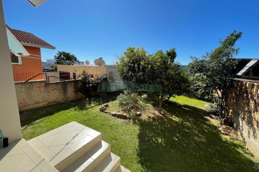 Casa com 141m², 3 dormitórios, 1 vaga, no bairro Santa Lúcia em Caxias do Sul para Comprar