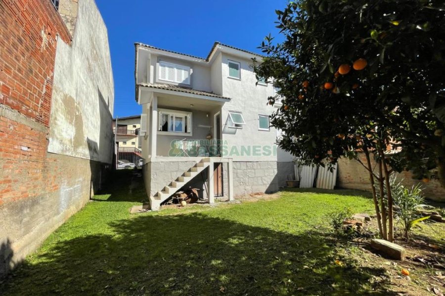 Casa com 141m², 3 dormitórios, 1 vaga, no bairro Santa Lúcia em Caxias do Sul para Comprar