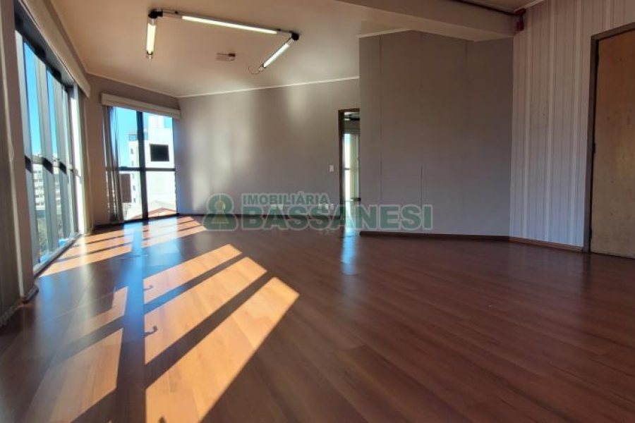 Sala com 205m², 3 vagas, no bairro Centro em Caxias do Sul para Comprar