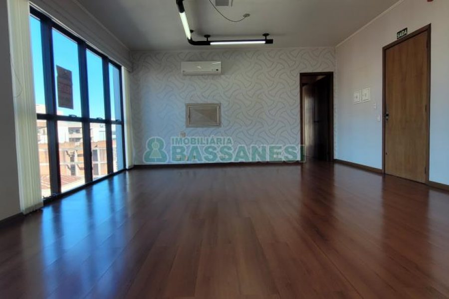 Sala com 205m², 3 vagas, no bairro Centro em Caxias do Sul para Comprar