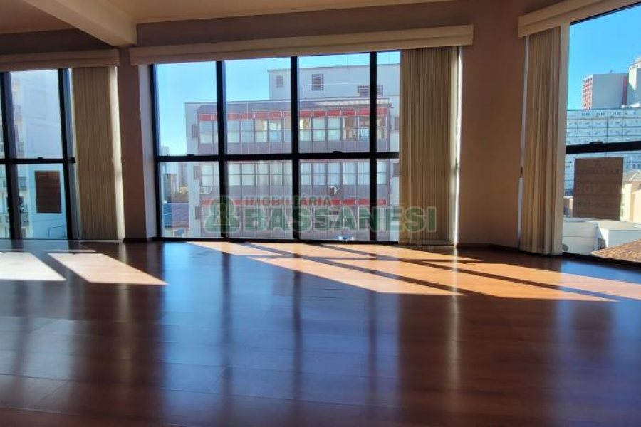 Sala com 205m², 3 vagas, no bairro Centro em Caxias do Sul para Comprar