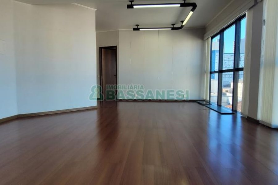 Sala com 205m², 3 vagas, no bairro Centro em Caxias do Sul para Comprar
