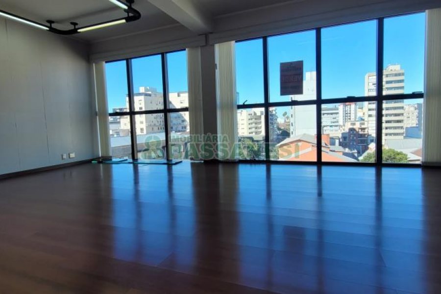 Sala com 205m², 3 vagas, no bairro Centro em Caxias do Sul para Comprar