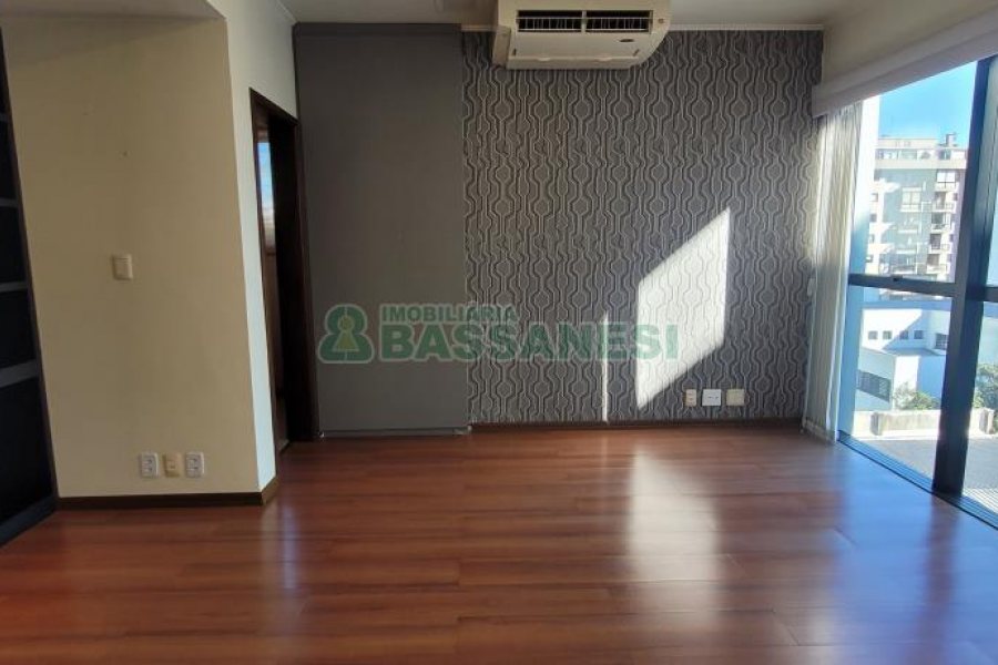 Sala com 205m², 3 vagas, no bairro Centro em Caxias do Sul para Comprar