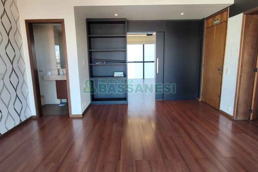 Sala com 205m², 3 vagas, no bairro Centro em Caxias do Sul para Comprar