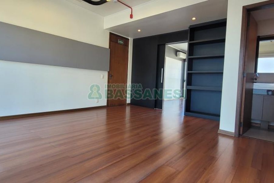 Sala com 205m², 3 vagas, no bairro Centro em Caxias do Sul para Comprar