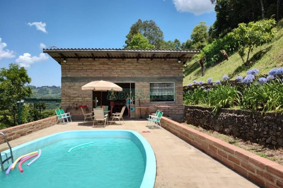 Chácara com 81307m², 4 dormitórios, 2 vagas, no bairro 3 Legua em Caxias do Sul para Comprar