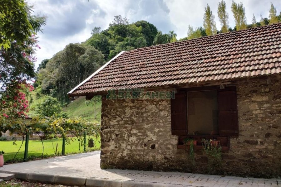 Chácara com 81307m², 4 dormitórios, 2 vagas, no bairro 3 Legua em Caxias do Sul para Comprar