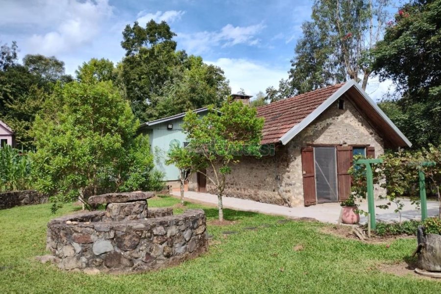 Chácara com 81307m², 4 dormitórios, 2 vagas, no bairro 3 Legua em Caxias do Sul para Comprar