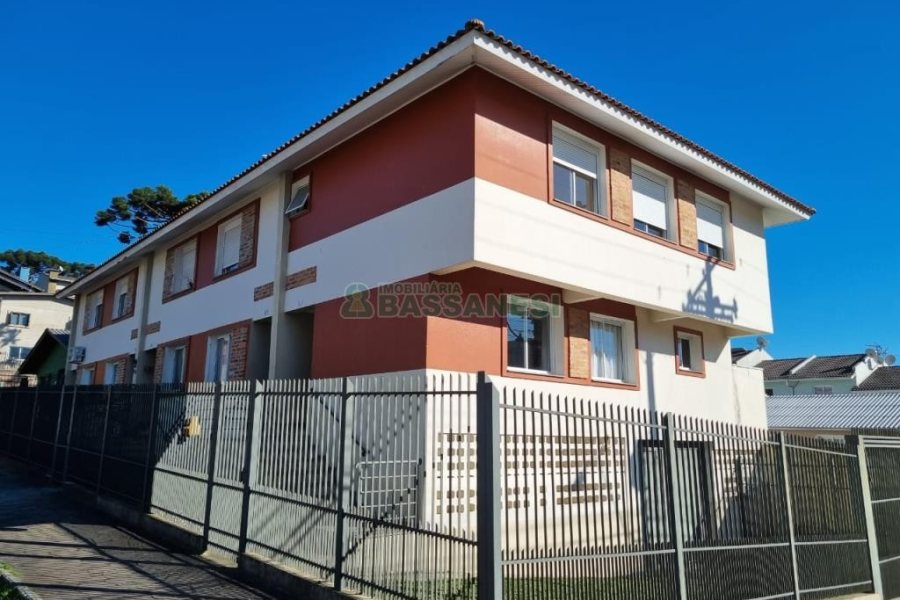 Sobrado com 94m², 3 dormitórios, 2 vagas, no bairro Treviso em Caxias do Sul para Comprar