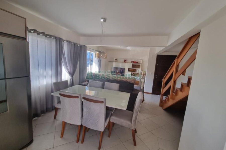 Sobrado com 94m², 3 dormitórios, 2 vagas, no bairro Treviso em Caxias do Sul para Comprar