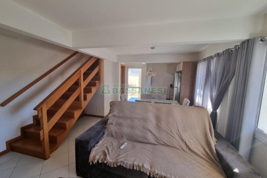 Sobrado com 94m², 3 dormitórios, 2 vagas, no bairro Treviso em Caxias do Sul para Comprar