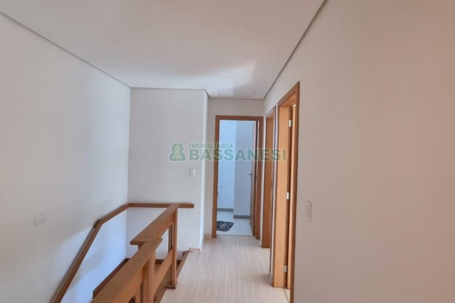 Sobrado com 94m², 3 dormitórios, 2 vagas, no bairro Treviso em Caxias do Sul para Comprar