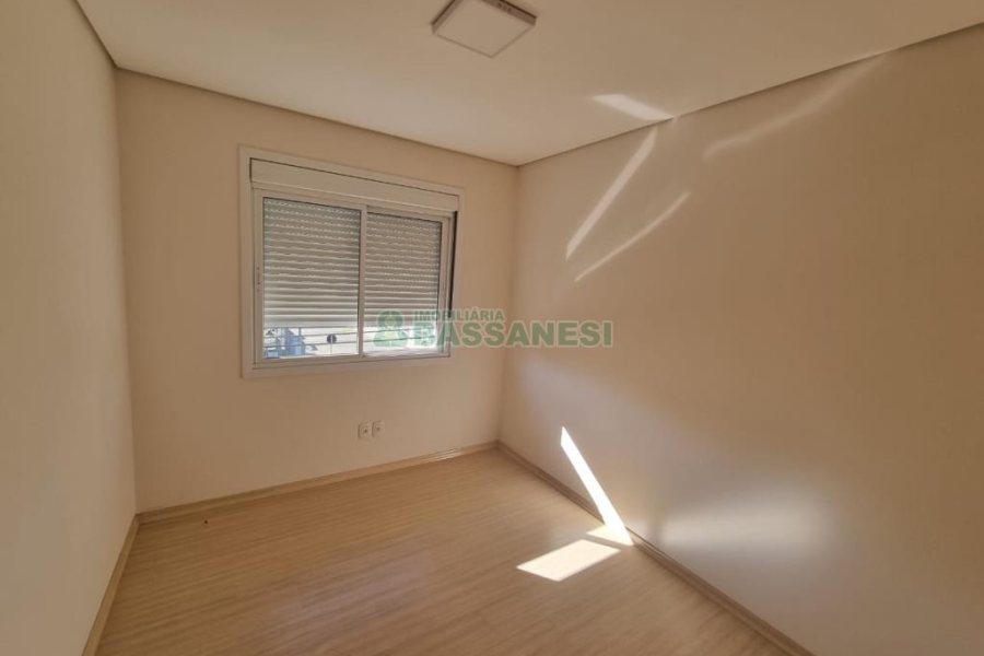 Sobrado com 94m², 3 dormitórios, 2 vagas, no bairro Treviso em Caxias do Sul para Comprar