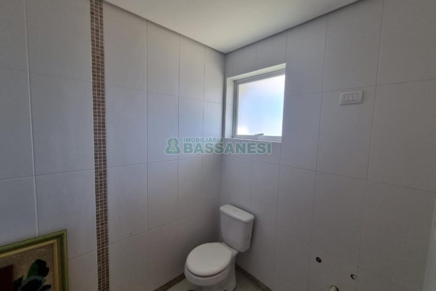 Sobrado com 94m², 3 dormitórios, 2 vagas, no bairro Treviso em Caxias do Sul para Comprar