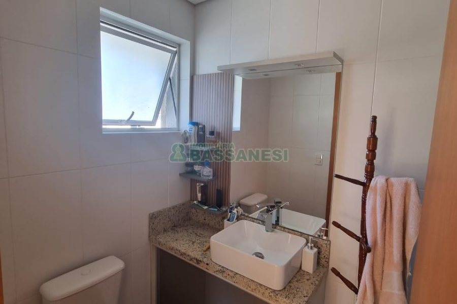 Sobrado com 94m², 3 dormitórios, 2 vagas, no bairro Treviso em Caxias do Sul para Comprar