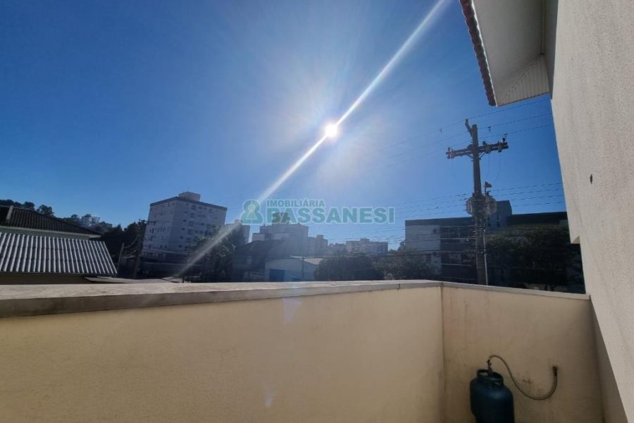 Sobrado com 94m², 3 dormitórios, 2 vagas, no bairro Treviso em Caxias do Sul para Comprar