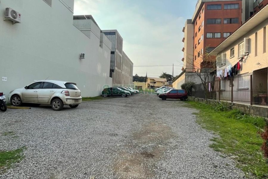 Terreno com 722m², no bairro Saint Etienne em Caxias do Sul para Comprar