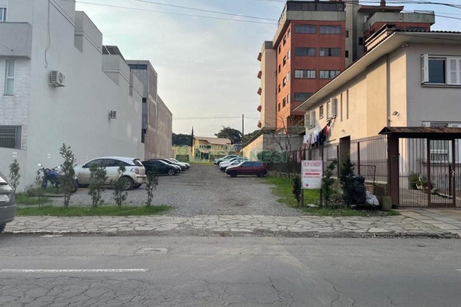 Terreno com 722m², no bairro Saint Etienne em Caxias do Sul para Comprar