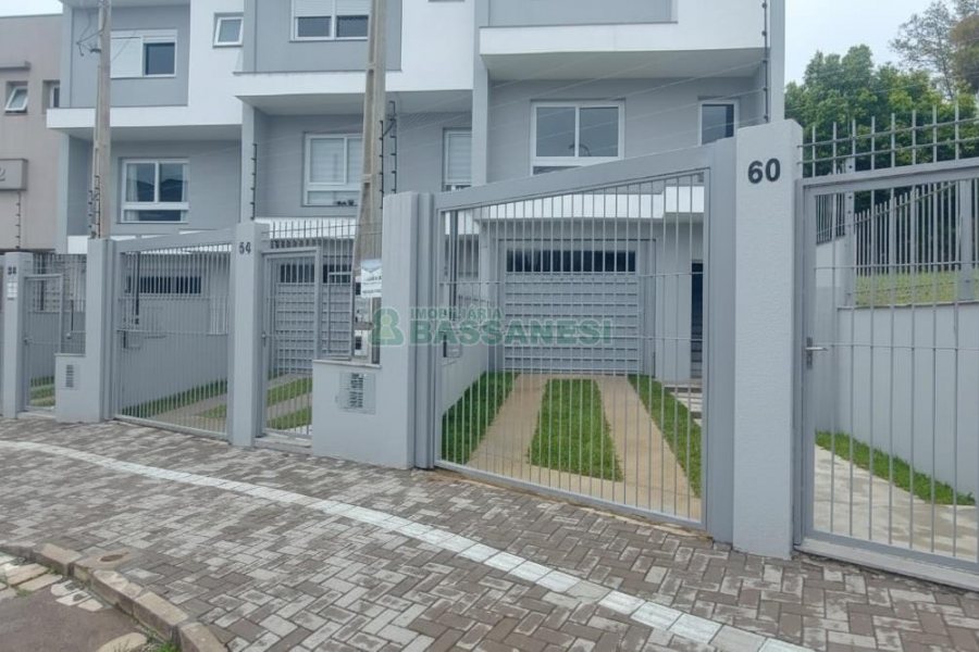 Sobrado com 147m², 3 dormitórios, 2 vagas, no bairro Jardim América em Caxias do Sul para Comprar