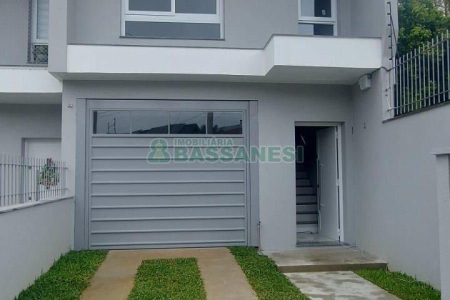 Sobrado com 147m², 3 dormitórios, 2 vagas, no bairro Jardim América em Caxias do Sul para Comprar