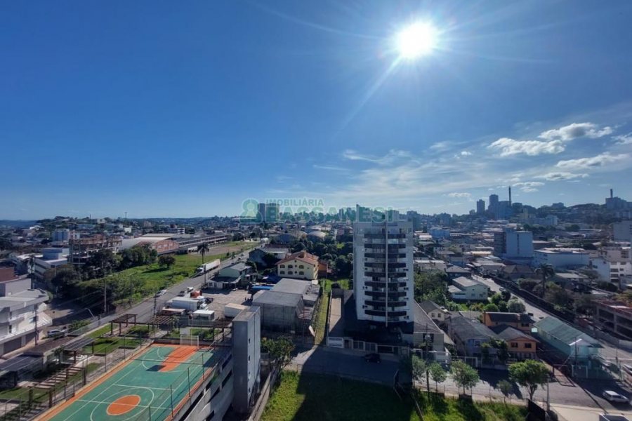 Apto Mobiliado com 60m², 2 dormitórios, 1 vaga, no bairro Lourdes em Caxias do Sul para Alugar