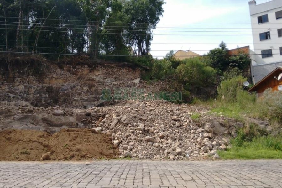 Terreno com 374m², no bairro Cidade Nova em Caxias do Sul para Comprar