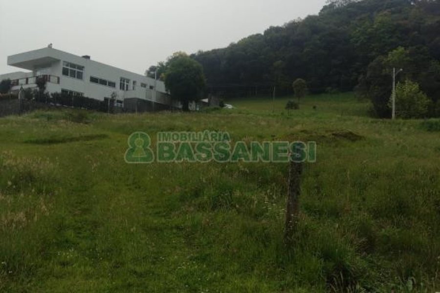 Terreno com 1818m², no bairro Linha 40 em Caxias do Sul para Comprar